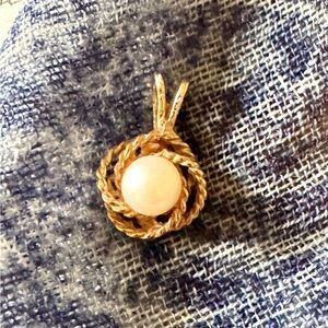 Luminous pearl and 14k solid yellow gold pendant